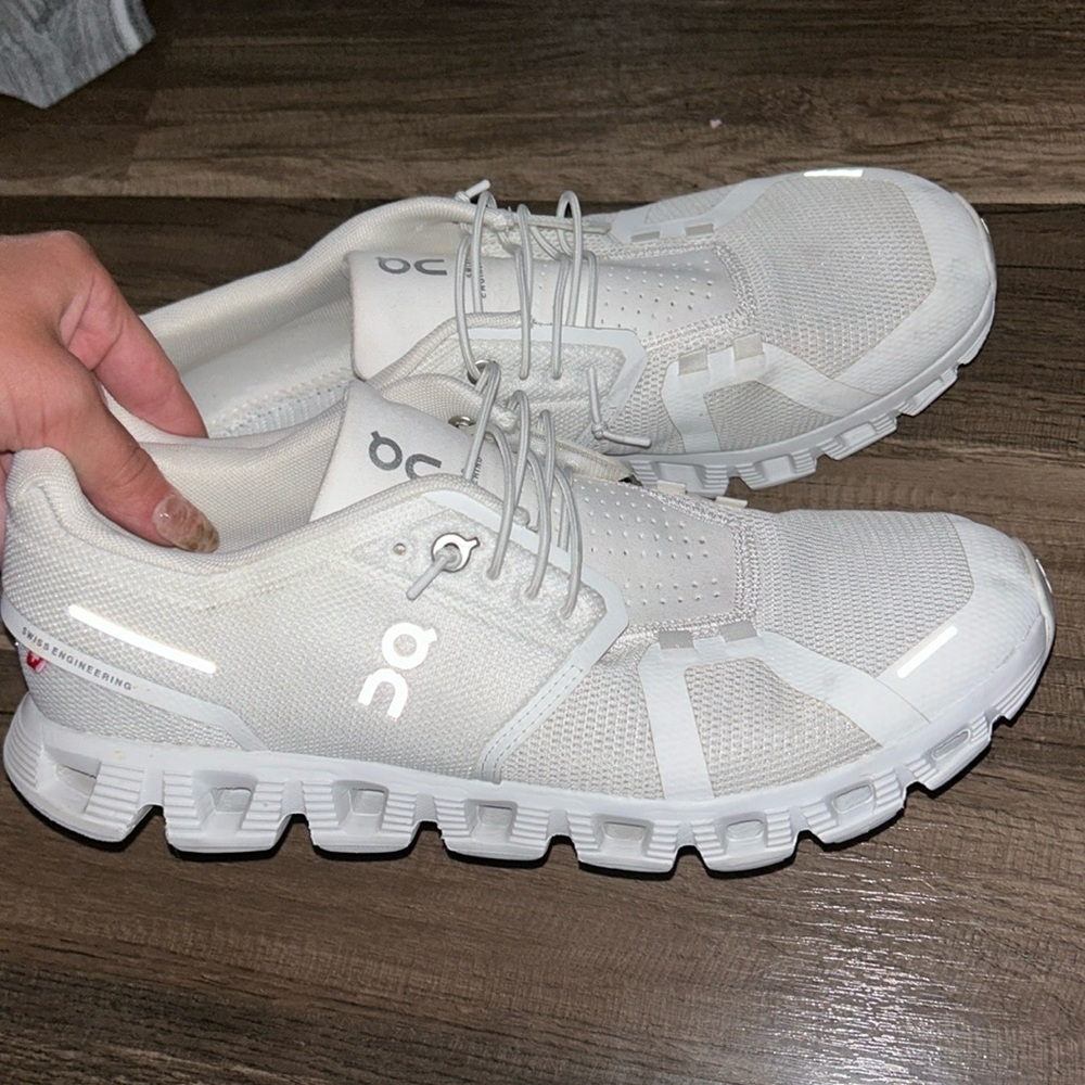white on cloud 5 m8.5
